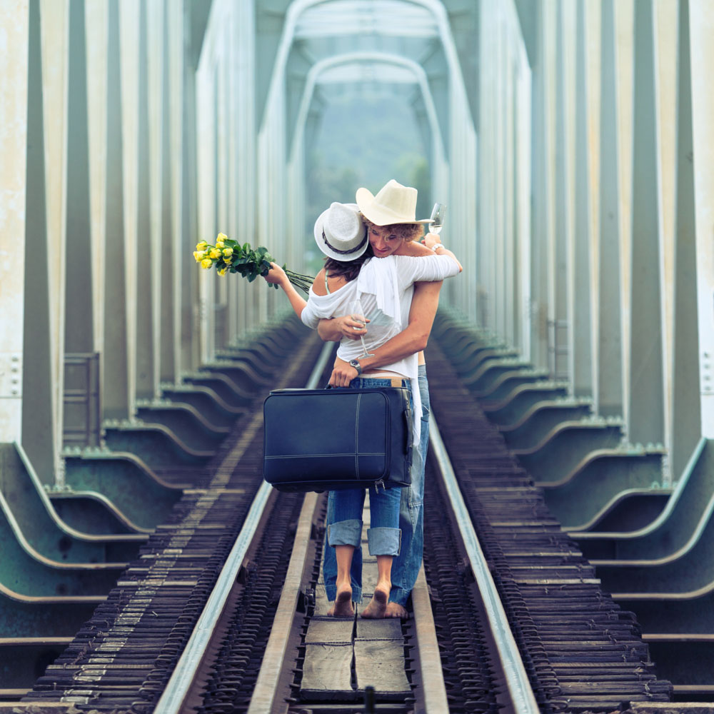 在火车轨道上相互拥抱的情侣头像图片