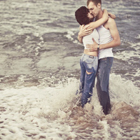 情侣头像在海边