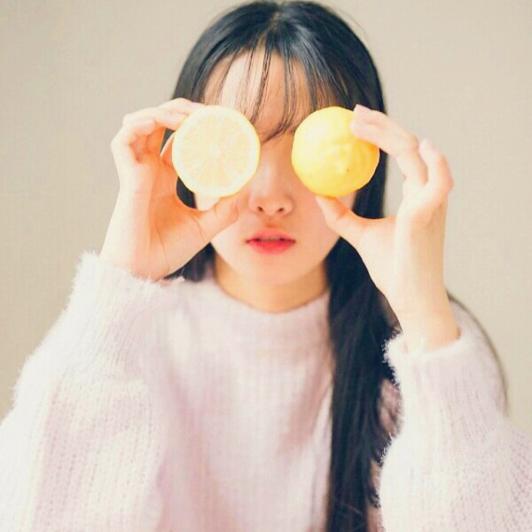 拿柠檬遮住双眼的女生头像