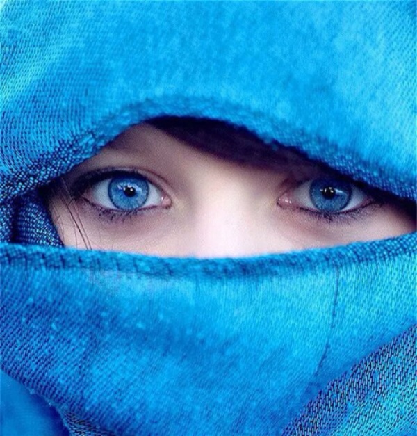 蓝色眼睛女生头像图片