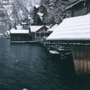 湖边小镇雪景头像图片