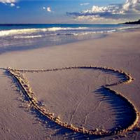 沙滩上的手写心形和LOVE图片头像