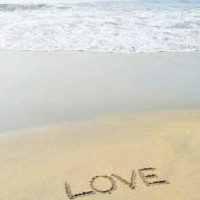 沙滩上的手写心形和LOVE图片头像