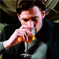 男人喝酒的头像图片