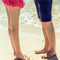 情侣在沙滩留下脚印