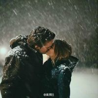 雪中情侣接吻头像