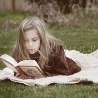 女生安静看书的头像