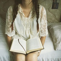 女生安静看书的头像